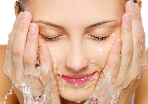 Cel mai bun gel de curățare pentru tenul cu tendință acneică