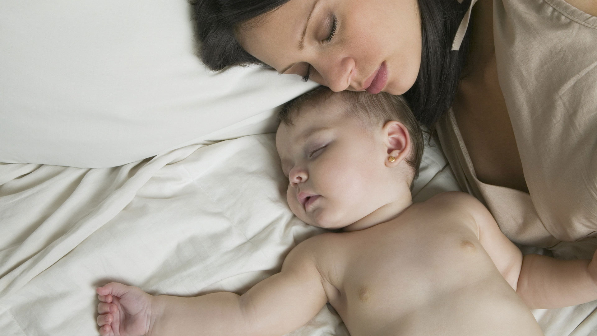 Bebeluşii ar trebui să doarmă cu mama până la 3 ani, susţin specialiştii