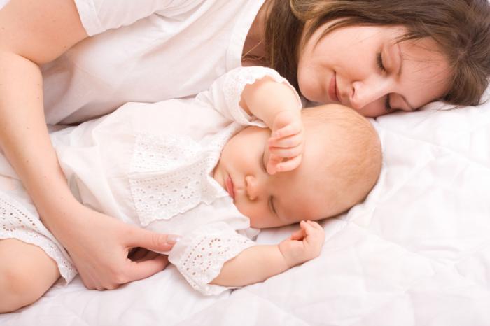 Bebeluşii ar trebui să doarmă cu mama până la 3 ani, susţin specialiştii