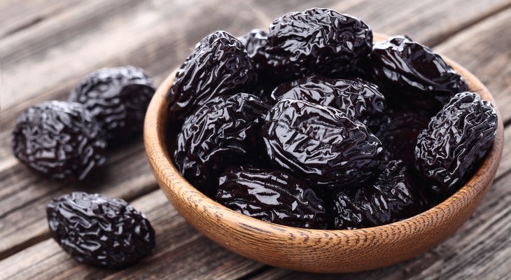 10 motive pentru a consuma prune uscate