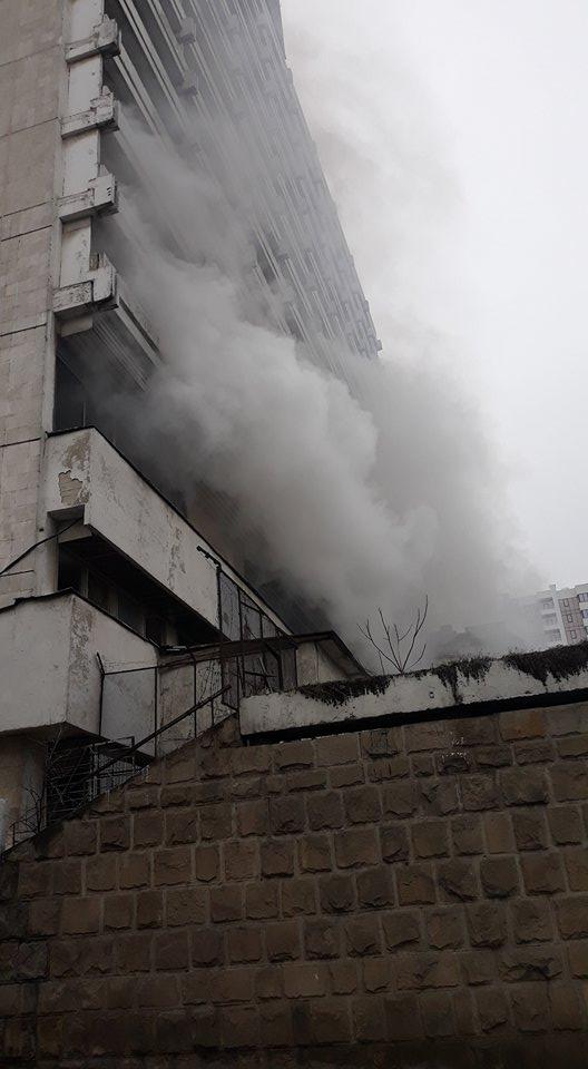 В Кишиневе горит заброшенная гостиница "Националь"