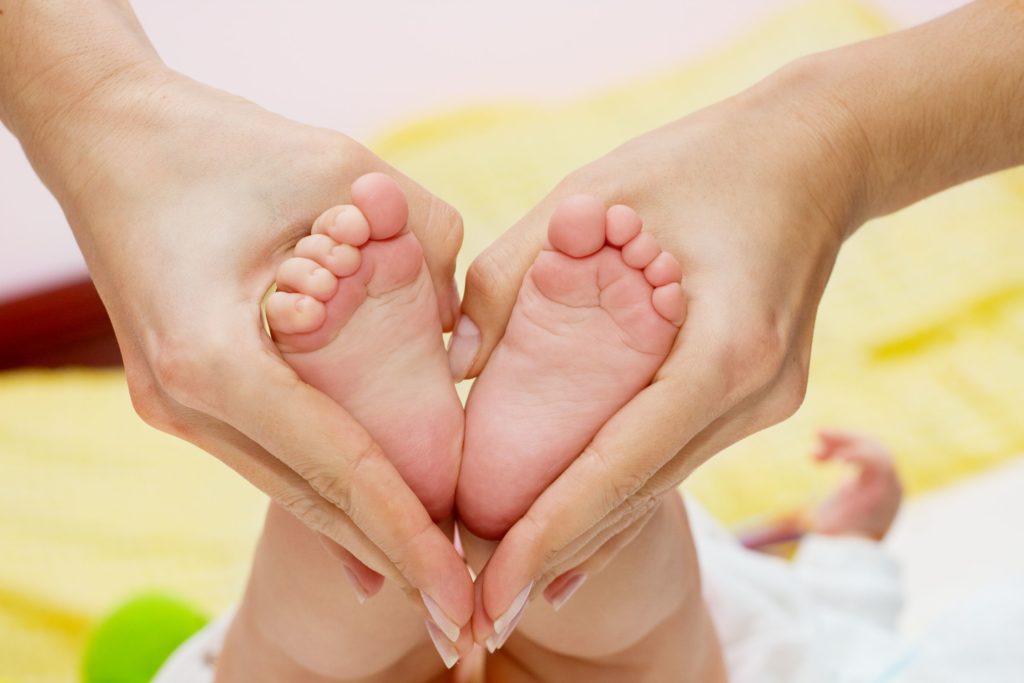 În vizită la un nou-născut! 10 reguli pe care trebuie să le respecți