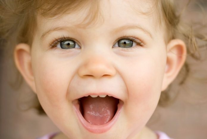 Copilului tău îi miroase guriţa? Iată posibilele cauze și măsuri de luat