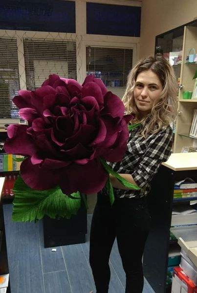 Irina Razlovan creează flori gigante, care impresionează pe oricine