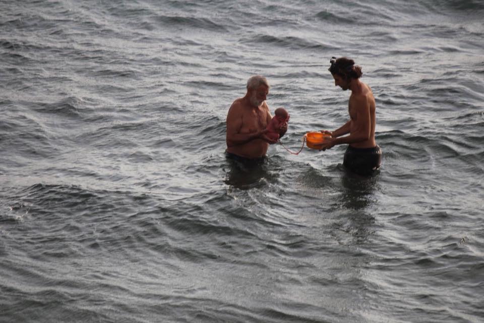 Momentul incredibil în care o turistă naște în apele Mării Roșii