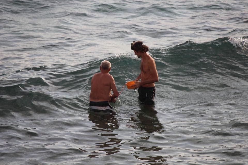 Momentul incredibil în care o turistă naște în apele Mării Roșii