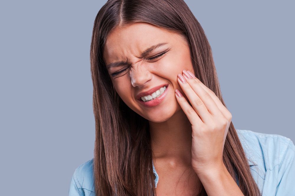 8 remedii naturiste pentru durerile de dinți