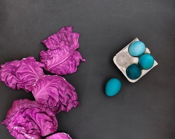 Как покрасить пасхальные яйца натуральными красителями. Практические идеи!