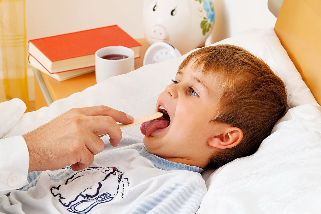 Если у ребенка поднялась температура, проверьте состояние его горла