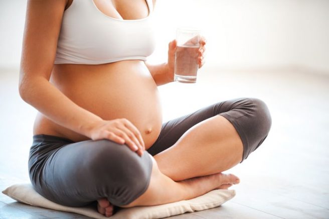 Câtă apă trebuie să bei când ești însărcinată