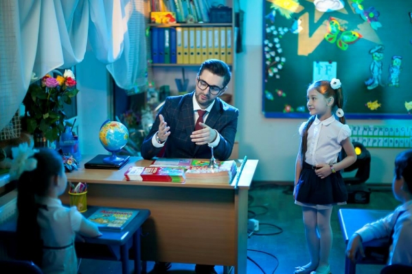 Adrian Ursu, in rol de profesor! Vezi noul videoclip dedicat copiilor