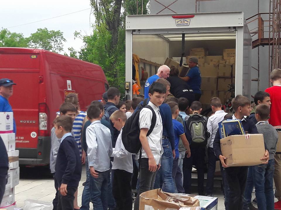 Молдаванка покорила королеву Великобритании и привезла 8 грузовиков гуманитарной помощи