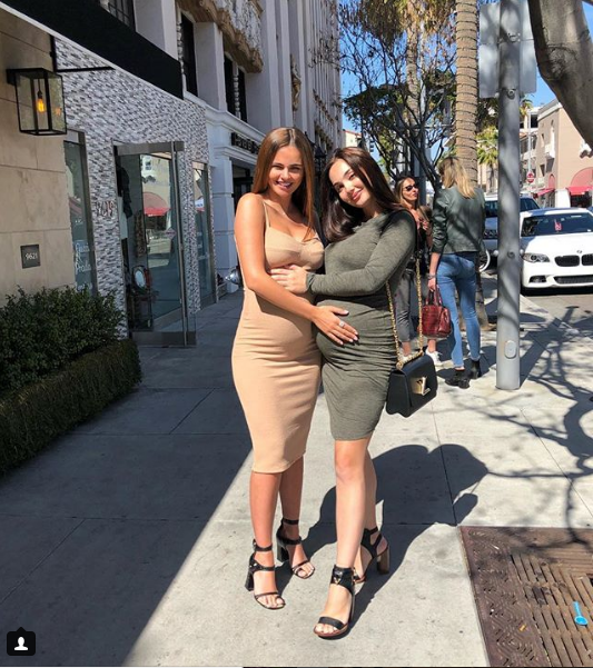 Xenia Deli și prietena sa și-au etalat burticile într-o fotografie publicată pe Instagram