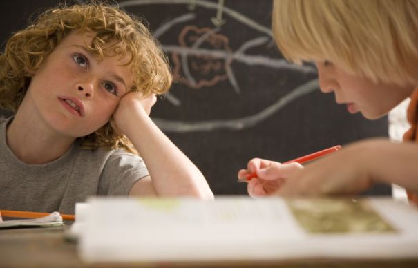 Copilul tău vorbește greu, nu poate scrie sau citi? Ar putea să sufere de o boală