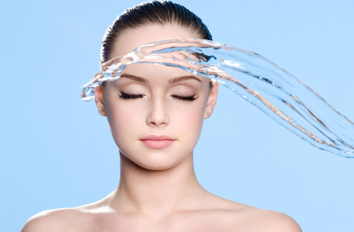 Proceduri cosmetice pentru hidratarea pielii feței în timpul verii