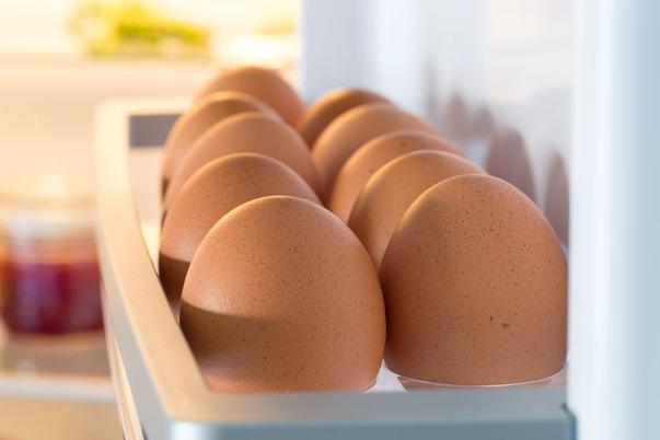 De ce nu e bine să ții ouăle pe ușa frigiderului