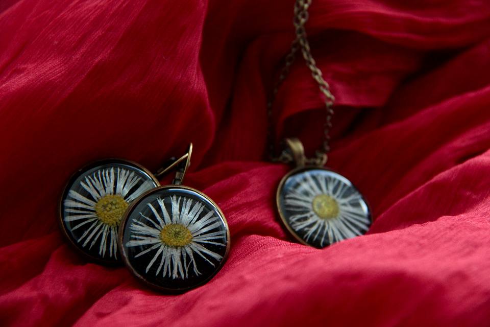 Două surori din Chișinău creează bijuterii cu flori naturale