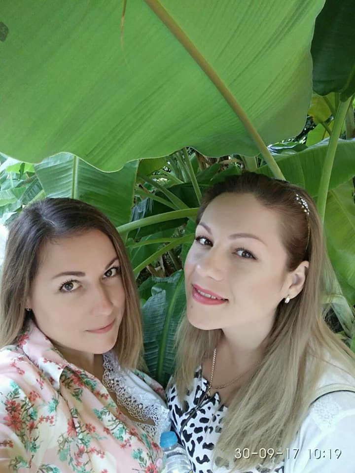 Două surori din Chișinău creează bijuterii cu flori naturale