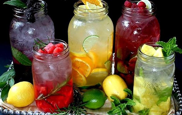 Rețete delicioase de apă aromată cu fructe, ierburi și condimente