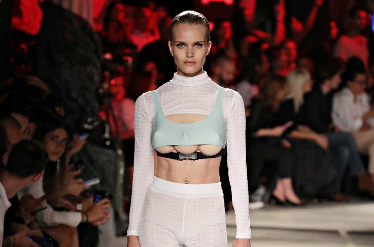 На Неделе моды в Милане на подиум вышли модели с тройной грудью