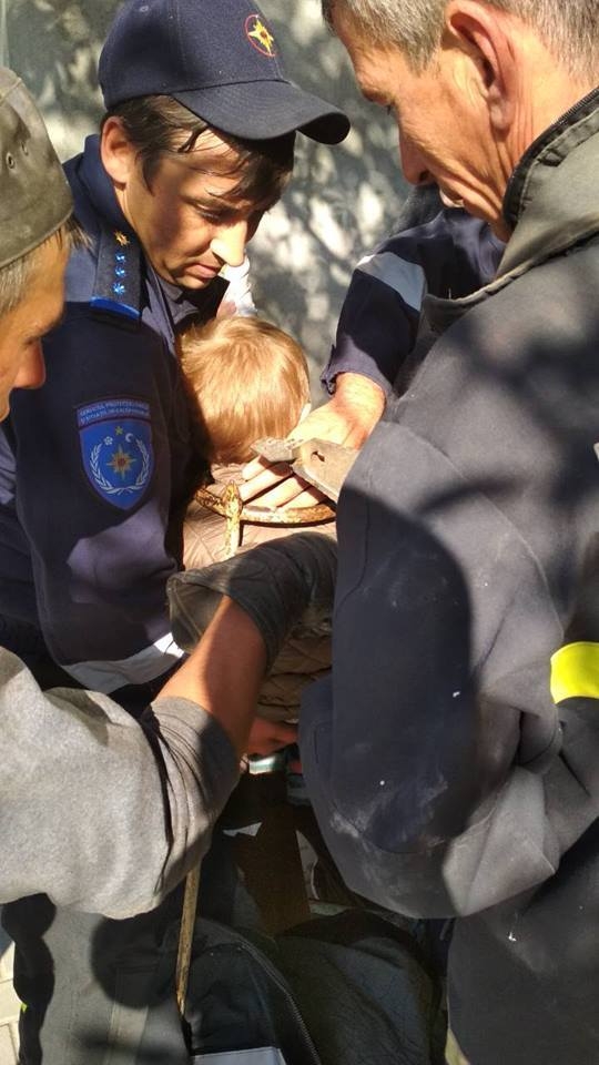 Un copil de 3 ani a intrat cu capul într-o poartă și nu putea să și-l scoată de acolo