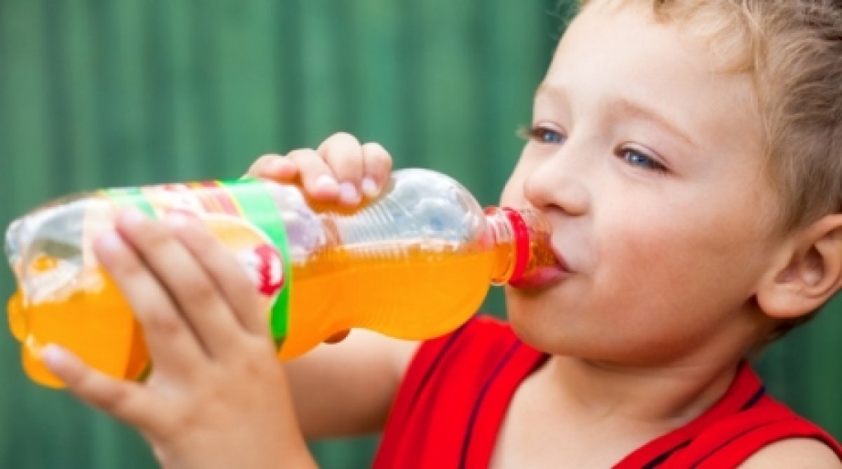 Чем нельзя кормить ребенка: 5 запретных продуктов