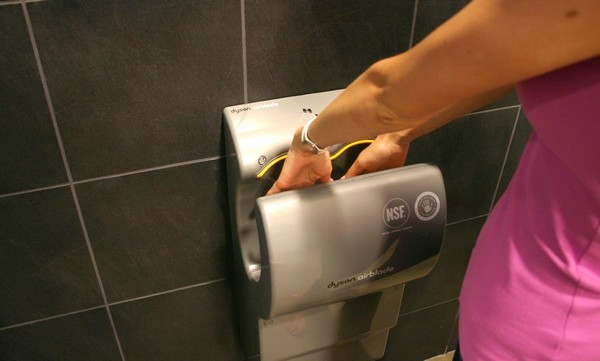 De ce este periculos uscătorul de mâini din WC-ul public?