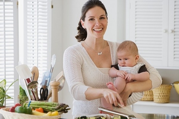 Новогодний стол для кормящих мам. Что можно, а что категорически нельзя есть?