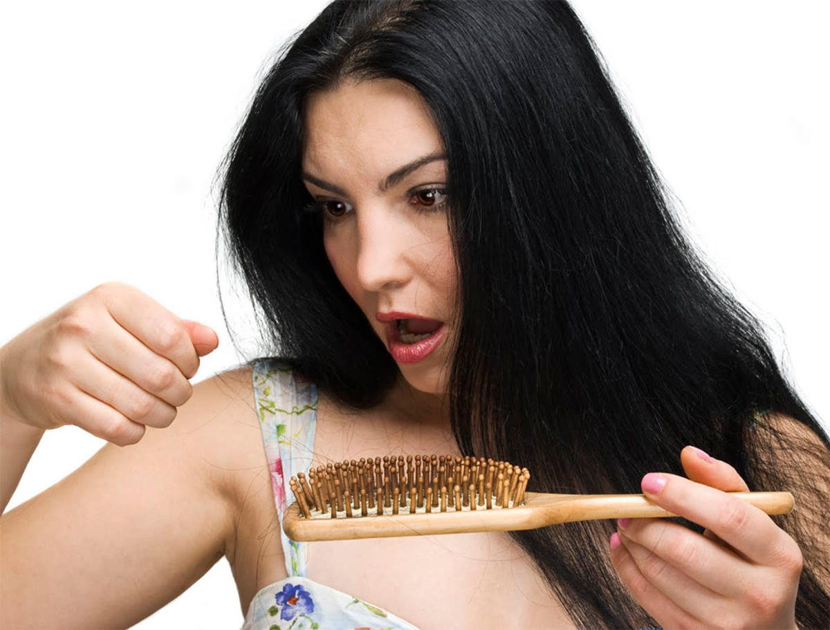 Ce obiceiuri proaste provoacă căderea părului la femei?