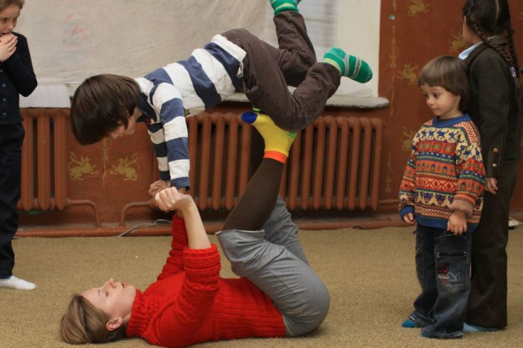 Акробатическая йога для детей. Полетаем?