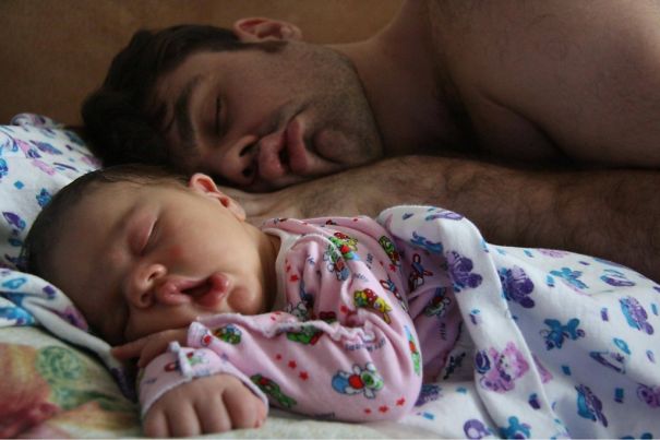 Sunt ca tata! Fotografii uluitoare ale taților și copiilor lor mai mici