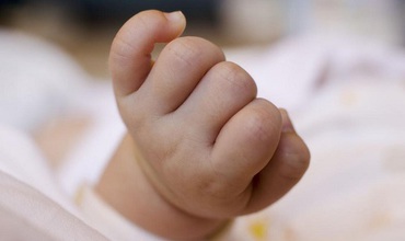 Tragedie în capitală! Un bebeluş de patru zile a murit după ce a fost născut acasă
