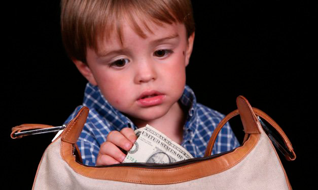Copilul fură bani: care este reacția corectă