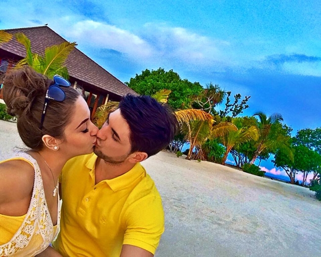 Sarut pasional pe o plaja din Maldive! Ce cuplu de la noi apare in ipostaze romantice