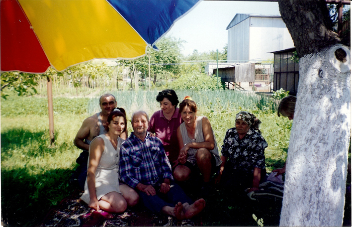 Foto tatăl Sofiei Rotaru şi tricolorul din grădina lui