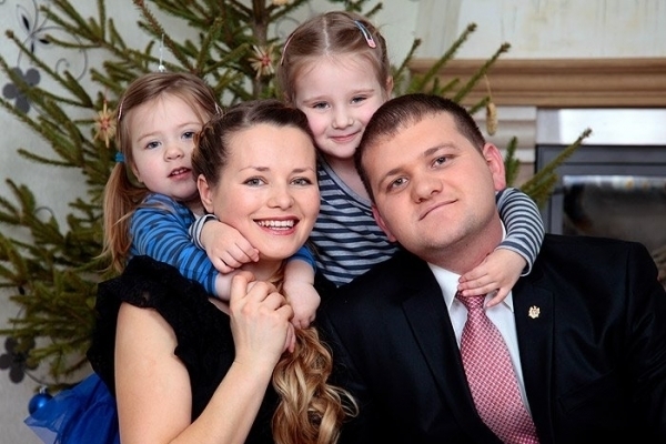 Valeriu Munteanu, alaturi de sotie si cele patru fiice! FOTO