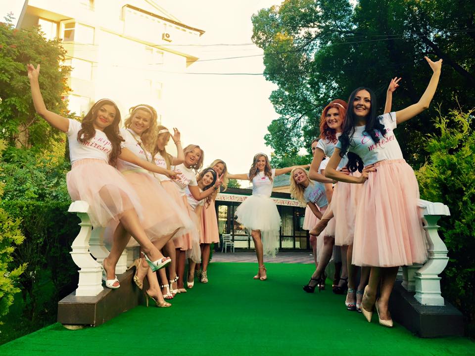 Tatiana Heghea a dat petrecere de burlăcițe! Cum s-au îmbrăcat ea și invitatele – FOTO