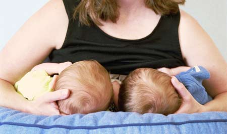 Как кормить грудью близнецов?