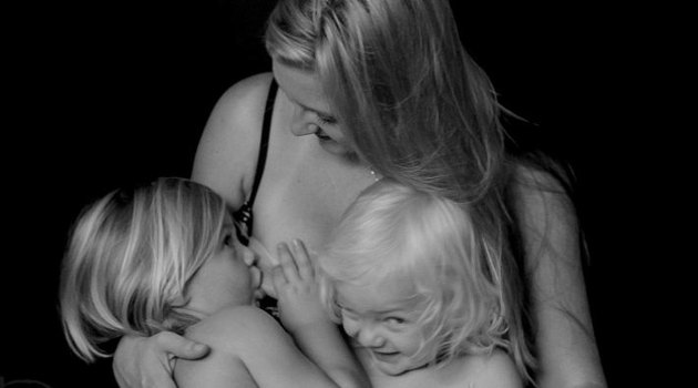 Мамы, кормящие грудью 5-летних детей, показали свой фотопроект