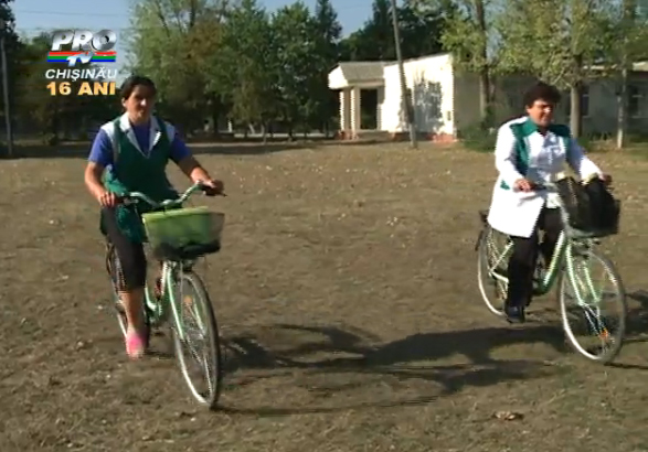 Медсестра и социальный работник в селе Сахарна Ноуэ ездят на велосипедах