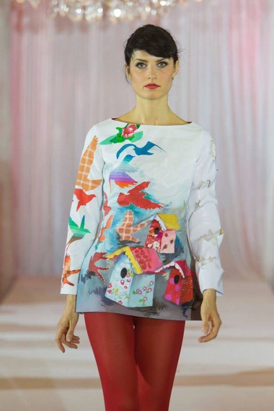 Молдаванка Ирина Мадан представила в Париже разрисованные вручную платья (Фото)
