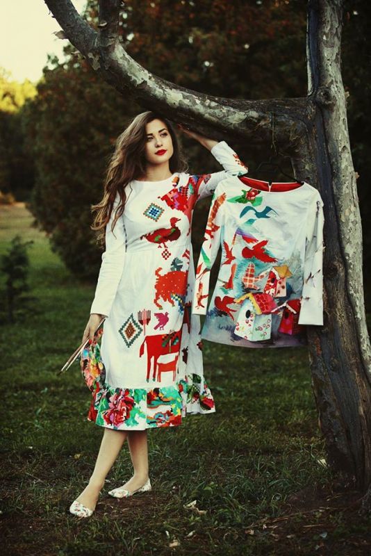 Молдаванка Ирина Мадан представила в Париже разрисованные вручную платья (Фото)