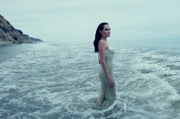 Fotografii inedite cu Angelina Jolie și copiii ei la plajă