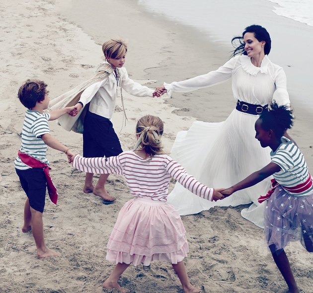 Fotografii inedite cu Angelina Jolie și copiii ei la plajă