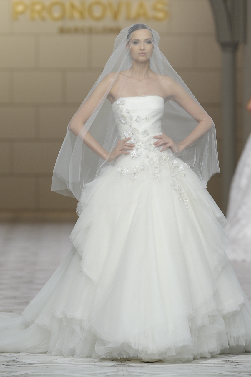Pronovias представил новую коллекцию свадебных платьев сезона весна-лето 2015