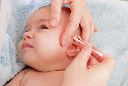 Să îngrijim corect urechiușile și năsucul bebelușului!