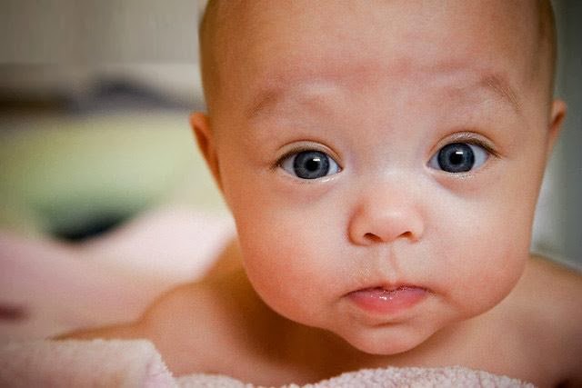 Schimbarea culorii ochilor la nou-născuți