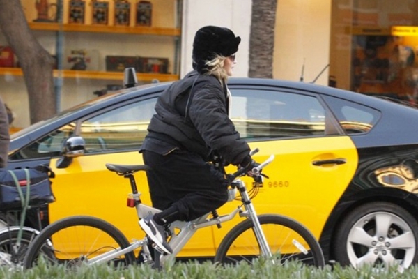 Madonna, pe bicicleta in Barcelona