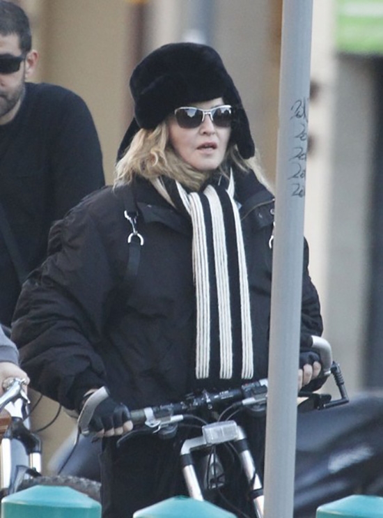 Madonna, pe bicicleta in Barcelona