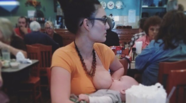 Женщина, кормившая грудью в людном ресторане, пристыдила критиков